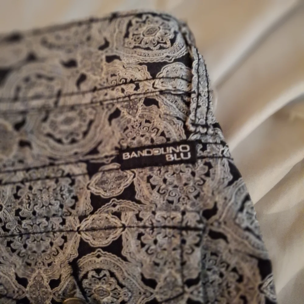 Bandolino Blu Women's Stylish Black And White Paisley Patterned Cropped Pants
